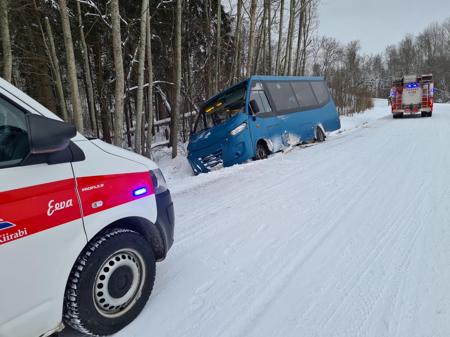 Pangodi–Luke teel libises eile lõunaajal kraavi liinibuss.