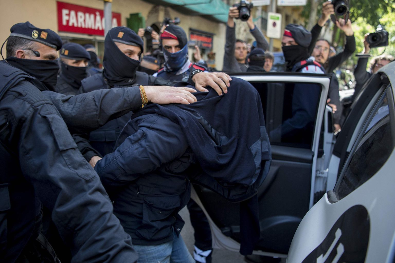 Kataloonia piirkondliku korrakaitsejõu Mossos d'Esquadra töötajad vahistasid tänavu aprillis Barcelonas mehe, keda peetakse Brüsseli lennujaamarünnakute kaasosaliseks.