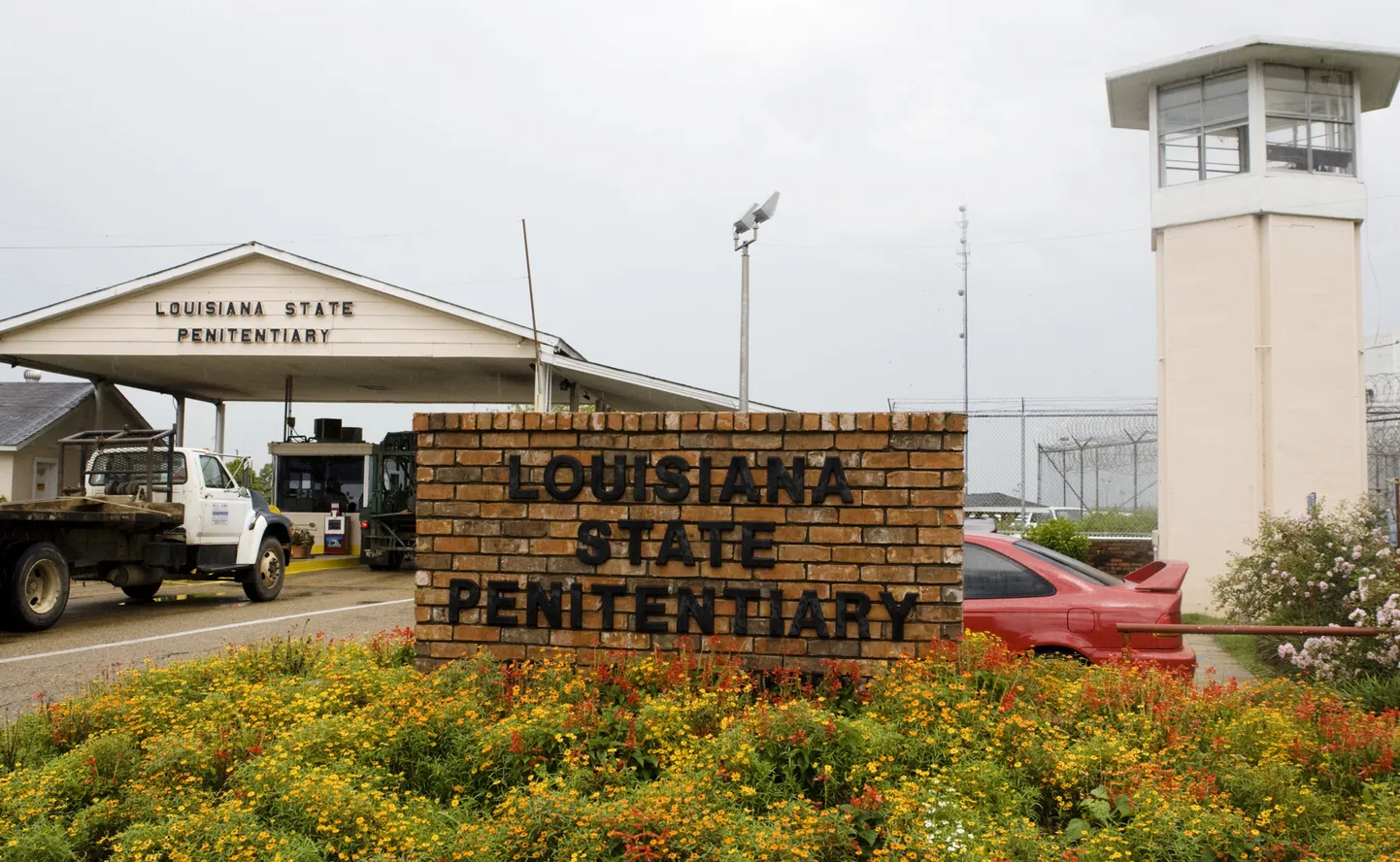 Louisiana osariigi peavangla, mis on USA suurim range turvalisusega vangla. Louisiana osariigi seadusandjad kiitsid heaks seaduseelnõu, mis lubab laste vägistamise eest määrata kirurgilise kastreerimise. Selle peab kinnitama või vetostama veel osariigi kuberner.