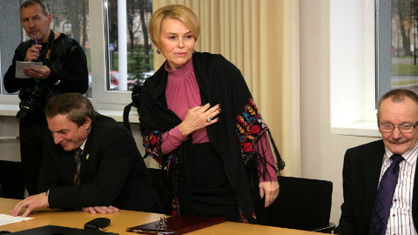 Riina Ivanova valiti eile uueks volikogu esimeheks, senine juht Arne Berendsen aseesimeheks. Jevgeni Solovjov valitakse suure tõenäosusega järgmisel istungil taas linnapeaks.