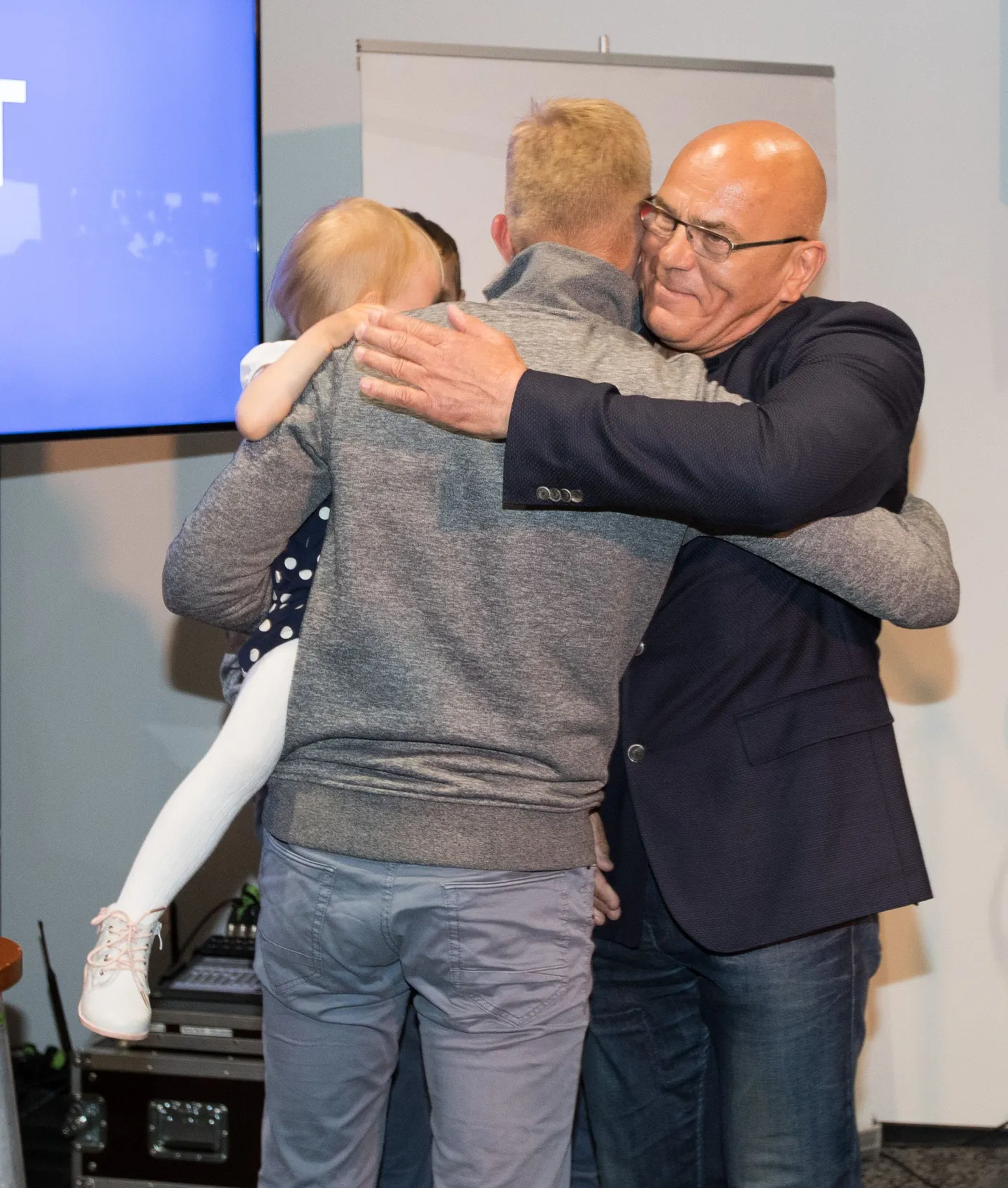 Oleg Gross embamas Ott Tänakut tema esimese MM-ralli võidu puhul.