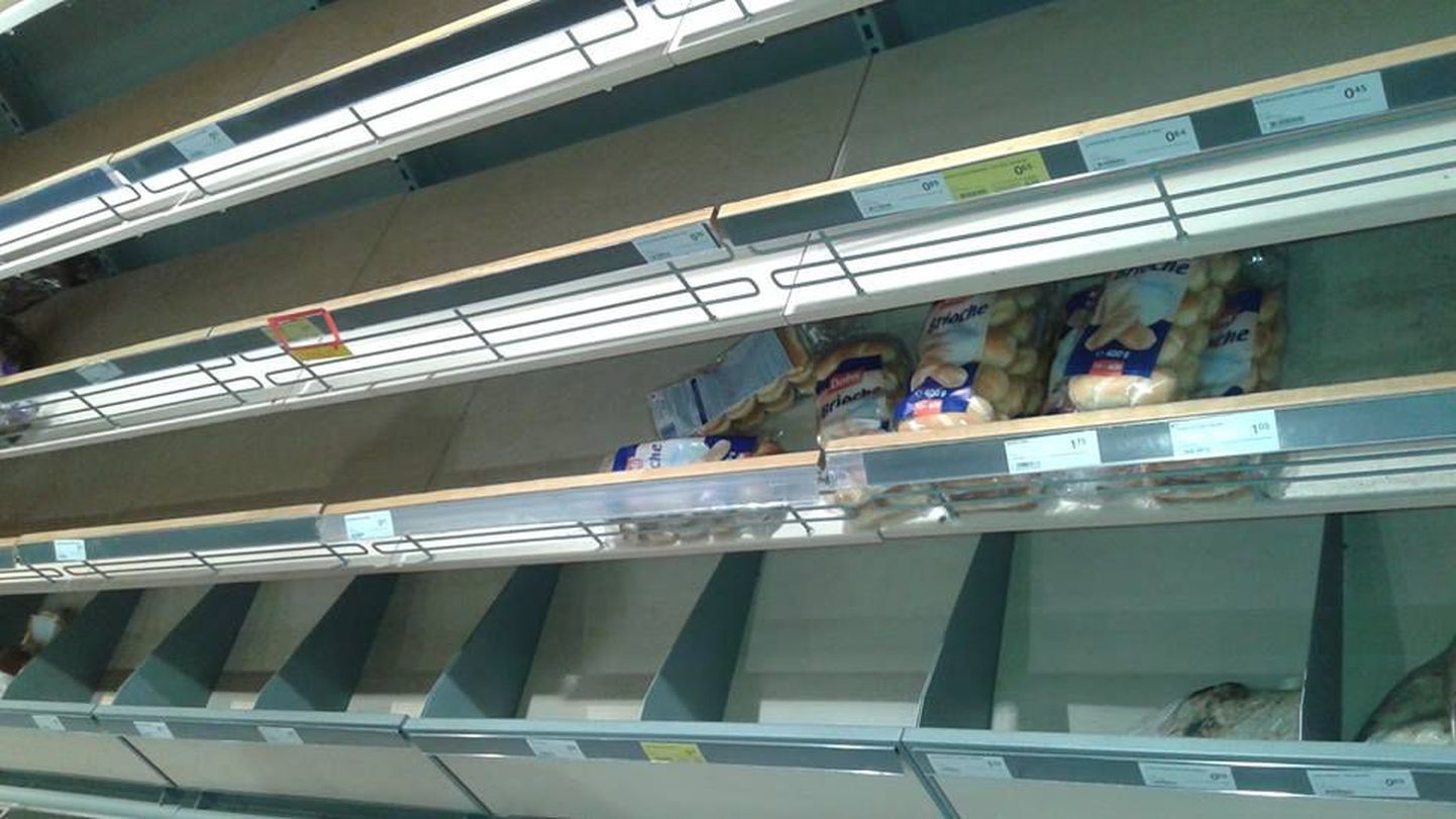 Пустые полки хлебобулочного отдела магазина Rimi. Фото читателя.