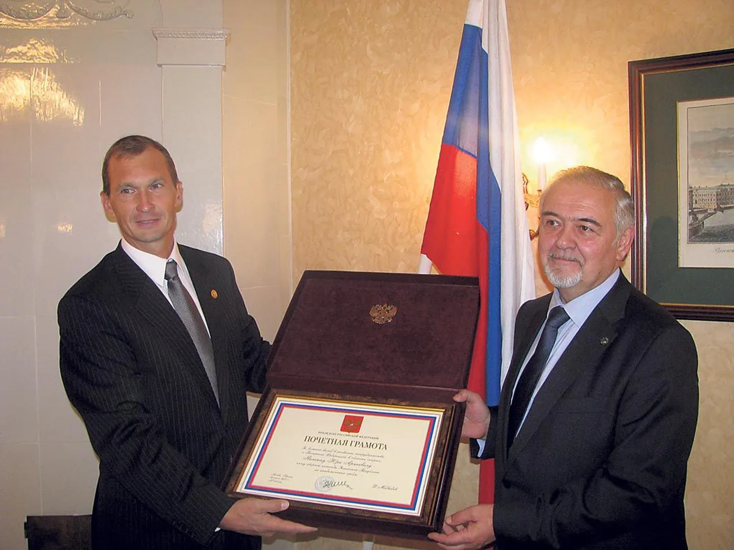 Sõudekorüfee Jüri Jaanson (vasakul) ja Venemaa suursaadik Juri Merzljakov presidendi aukirjaga.