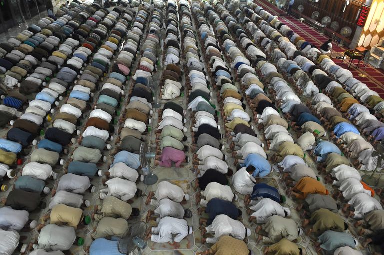 Pakistani moslemid palvetamas