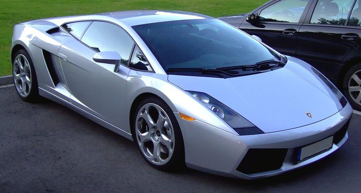 Марка Lamborghini более известна благодаря своим дорогим автомобилям.
