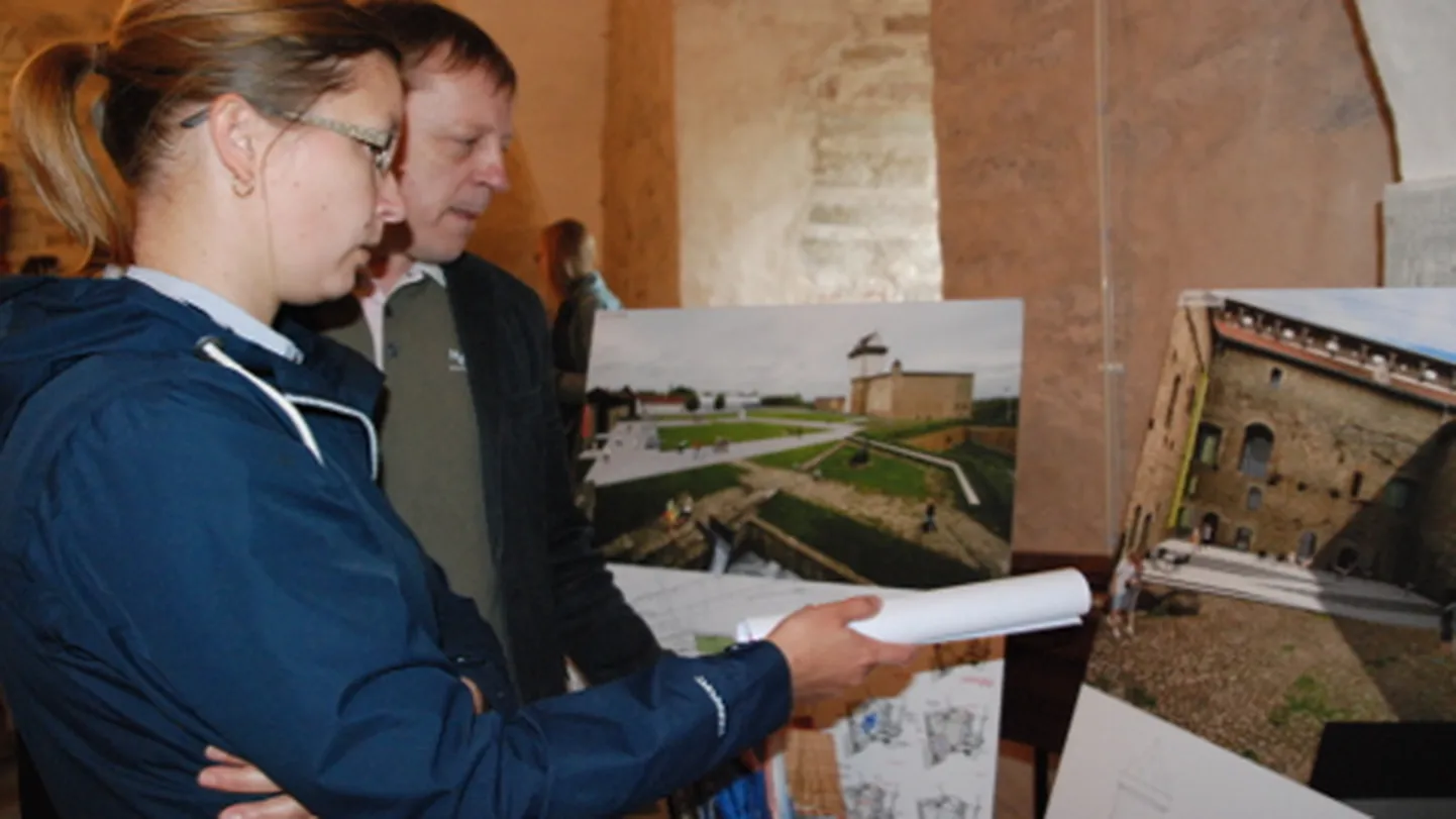 Arhitektuurikonkursi võitnud töö "Kaks sõpra" eskiise vaatavad Jõhvi kontserdimaja direktor Piia Tamm ja Narva muuseumi juhataja Andres Toode.