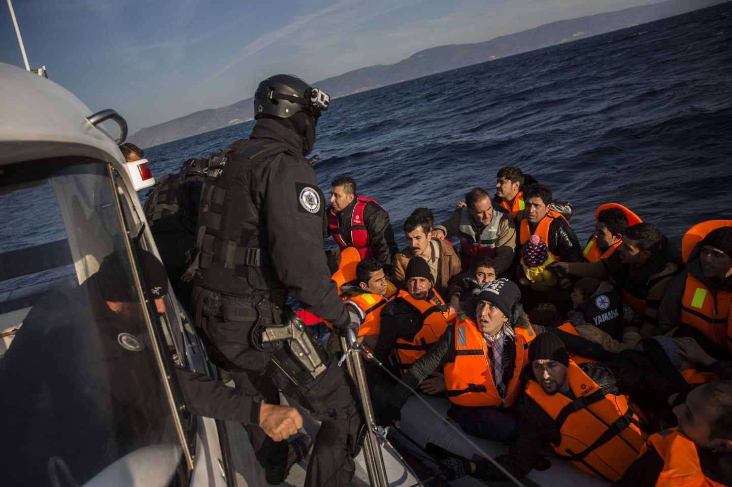 Frontexi piirivalvurid 2015. aastal kontrollimas Vahemerel migrantide alust, mis suundus Kreekale kuuluva Lesbose saare poole. 