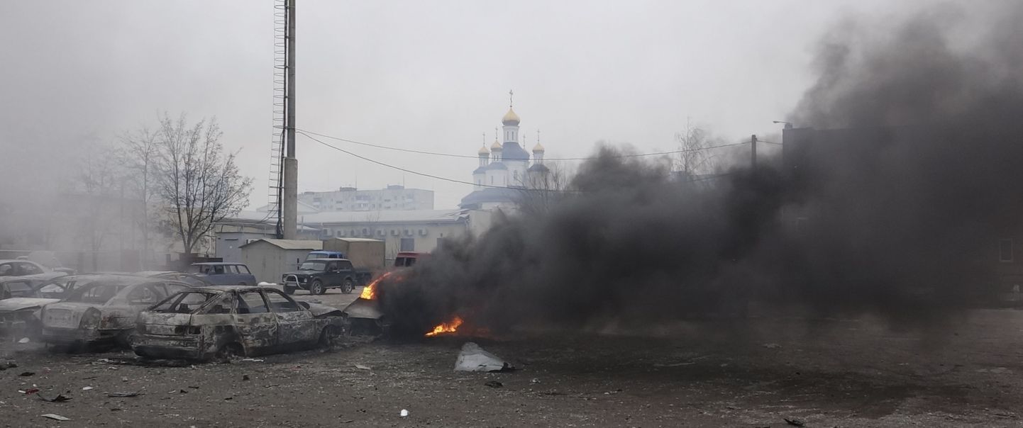 Täna löögi alla sattunud Mariupolis põlevad majad ja autod.