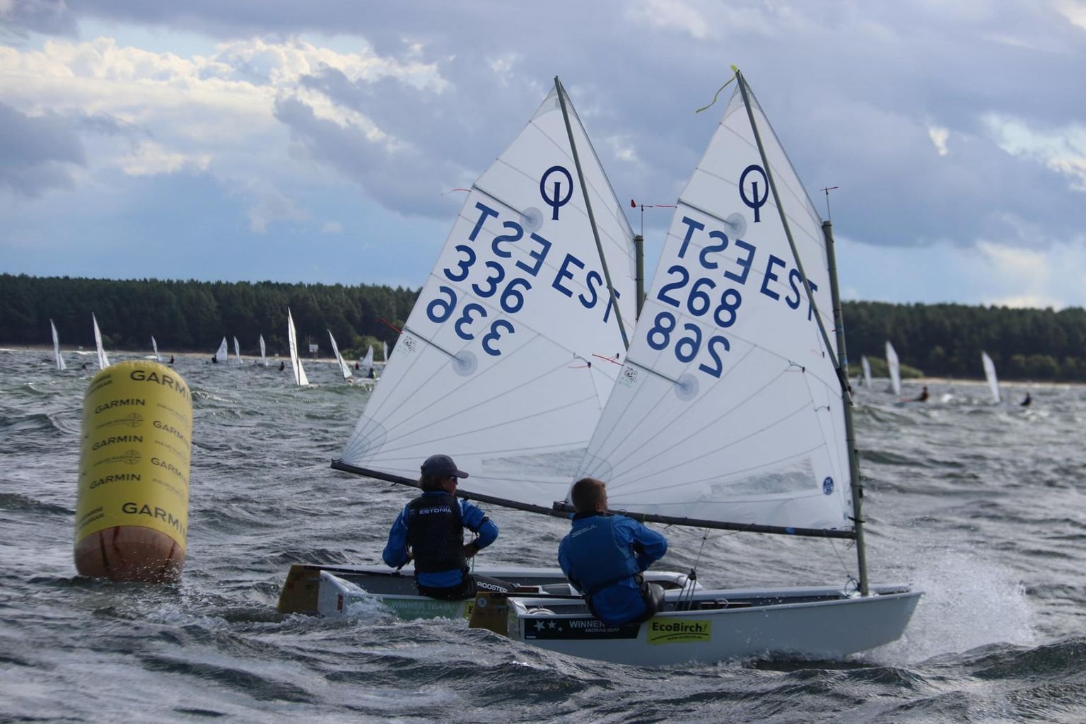 Optimistil purjetavad Pärnu poisid Martin Rahnel (nr 336) ja Andrias Sepp (nr 268) juhivad Eesti meistrivõistlusi.