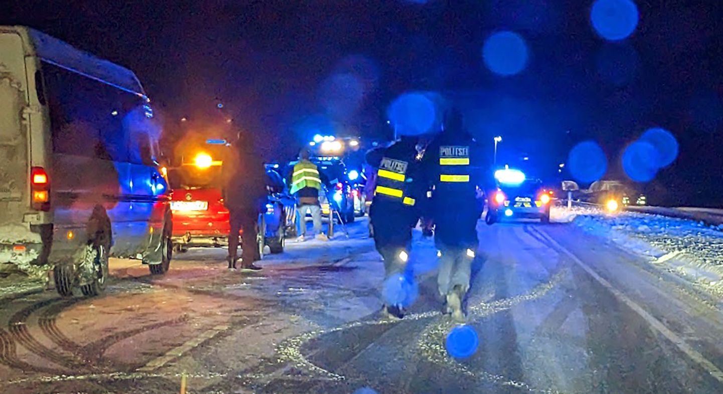 Полиция работает на месте дорожно-транспортного происшествия на заснеженном зимнем шоссе. Фото иллюстративное и не имеет прямого отношения к описанному в статье.