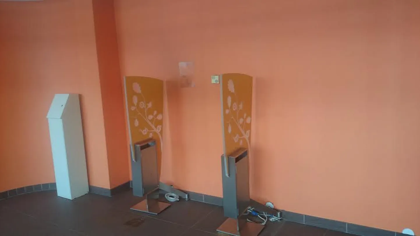 Lugeja kurdab, et Rävala puiesteelt on ära võetud kaks Swedbanki sularahaautomaati.