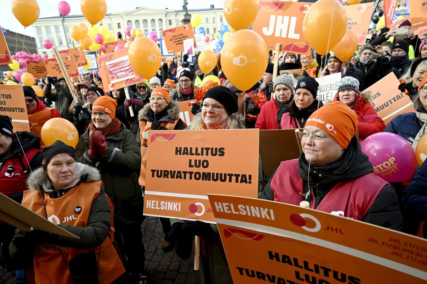 Streikijad Helsingi Senati väljakul valitsushoone ees.