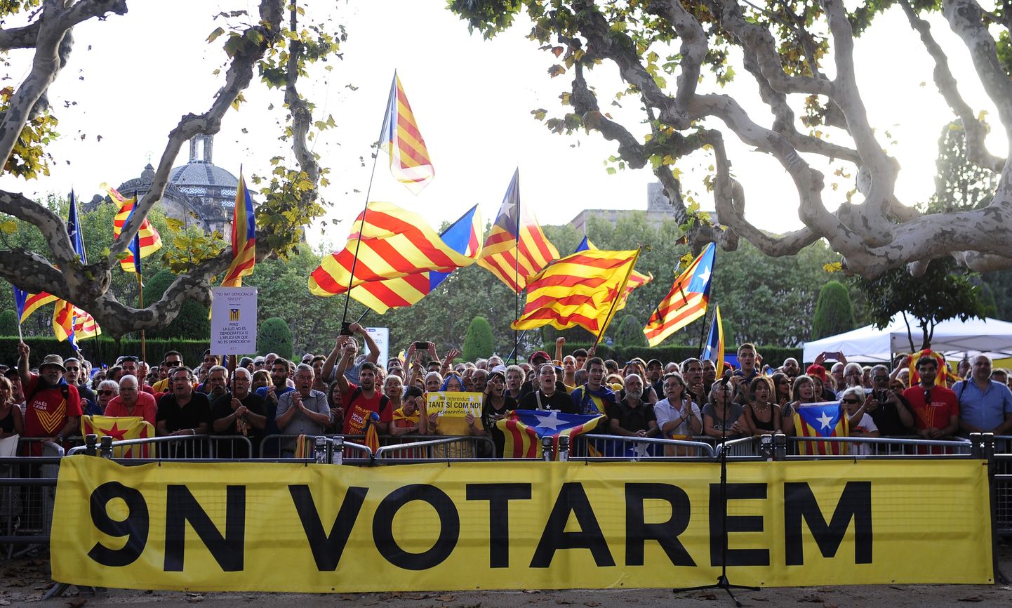 Митинг в поддержку референдума о независимости Каталонии у местного парламента в Барселоне.