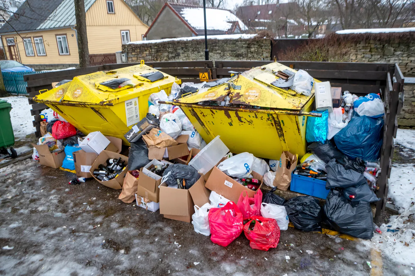 KONTEINERID detsembris Kuressaares Kitzbergi tn parklas. Sama olukord valitseb seal tihti nii talvel kui suvel, kevadel ja sügisel.