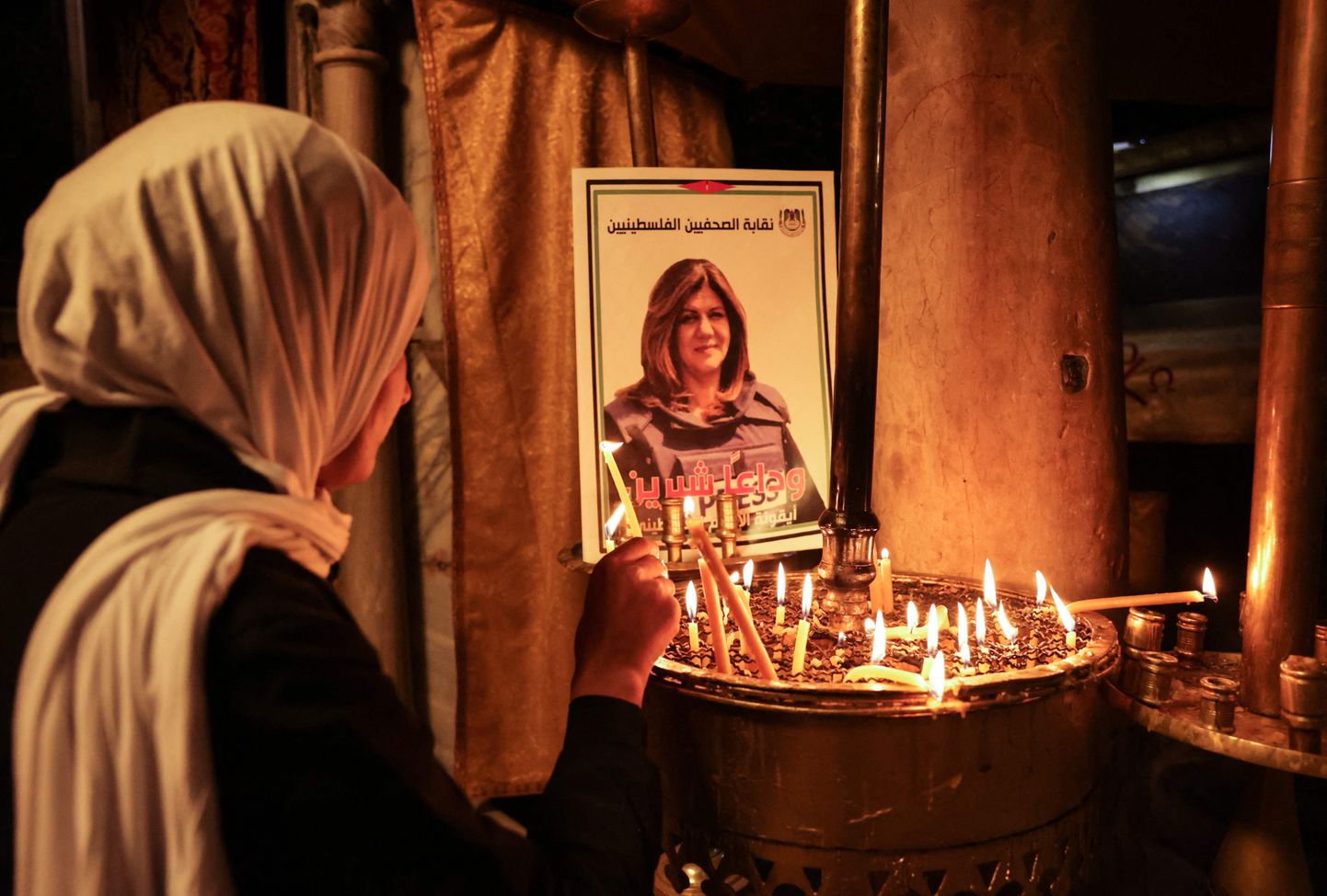 Mälestusküünlad on süüdatud Shireen Abu Akleh pildi ette. (Photo by HAZEM BADER / AFP)