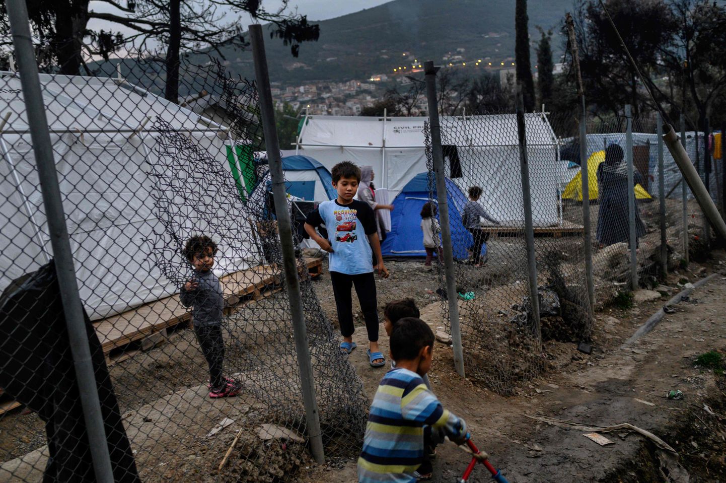 Migrandilapsed mängimas 13. novembril Kreeka Samose saarel asuvas põgenikelaagris.