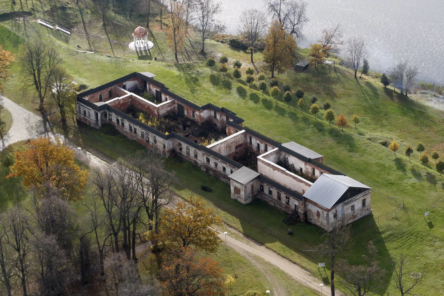Pildil Raadi mõisapark.