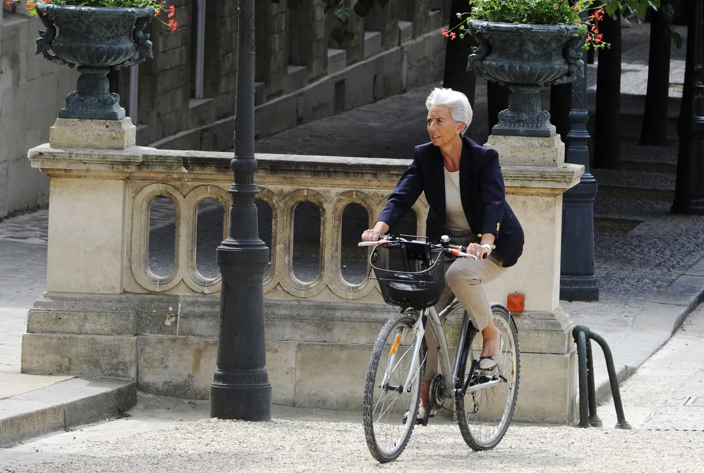 Christine Lagarde rattaga parlamenti sõitmas.
