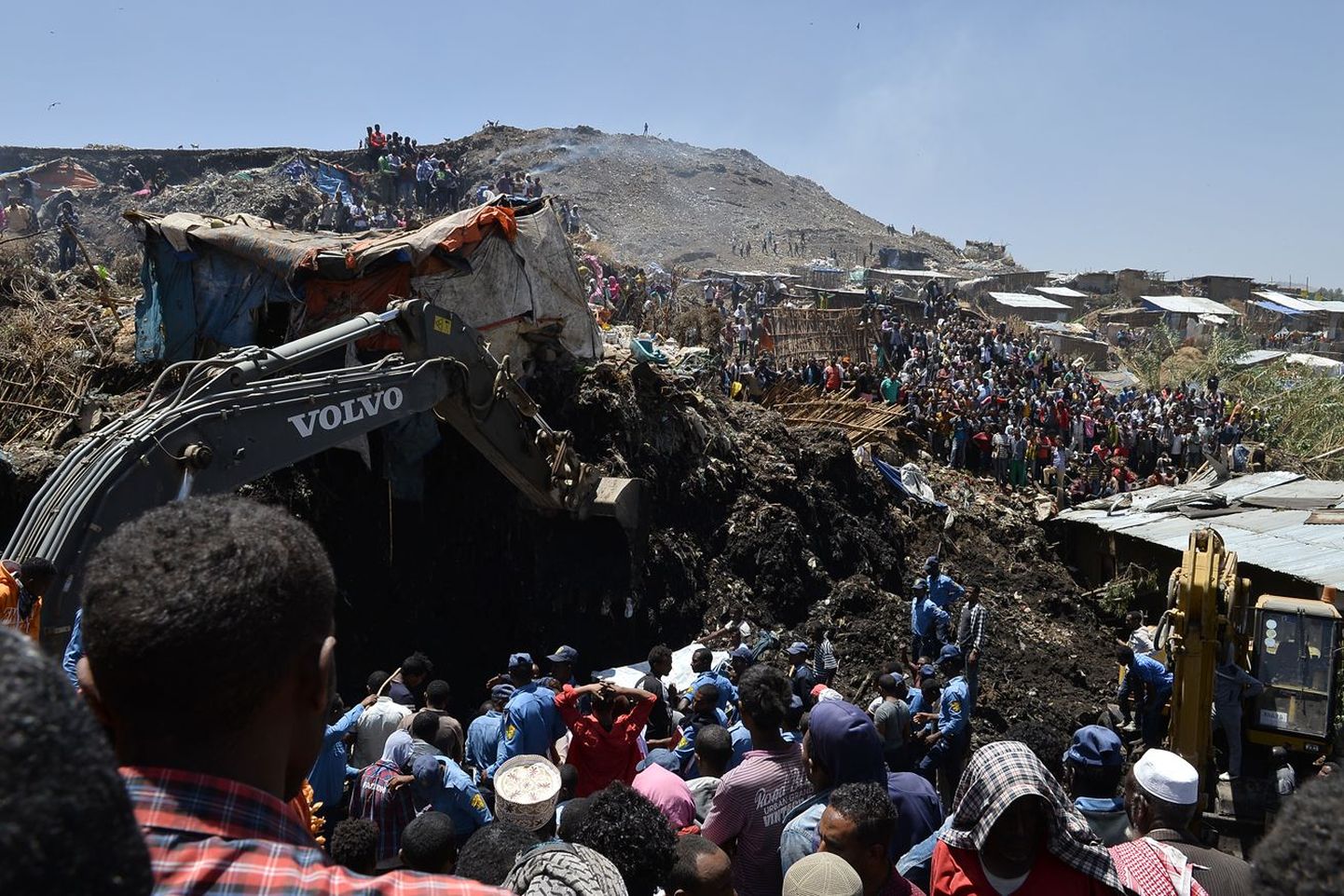 Päästjad otsivad Etioopias varisenud prügimäe alt surnukehi.