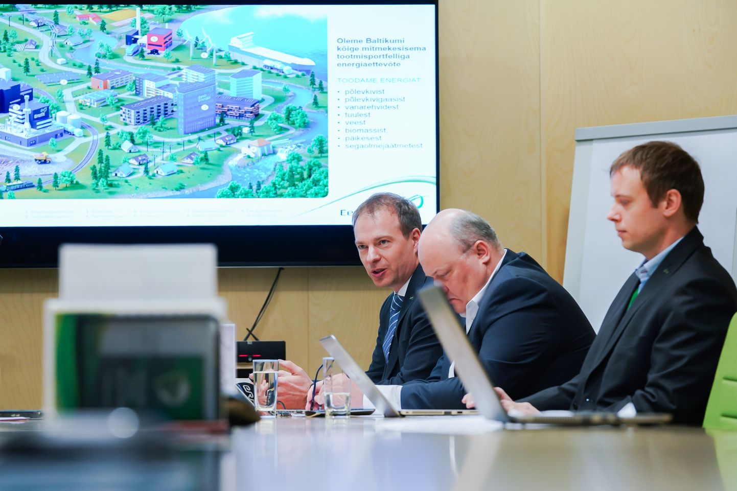 Председатель правления Eesti Energia Хандо Суттер, финансовый дирктор Андри Авила и руководитель по связям с общественностью Каарел Кууск.