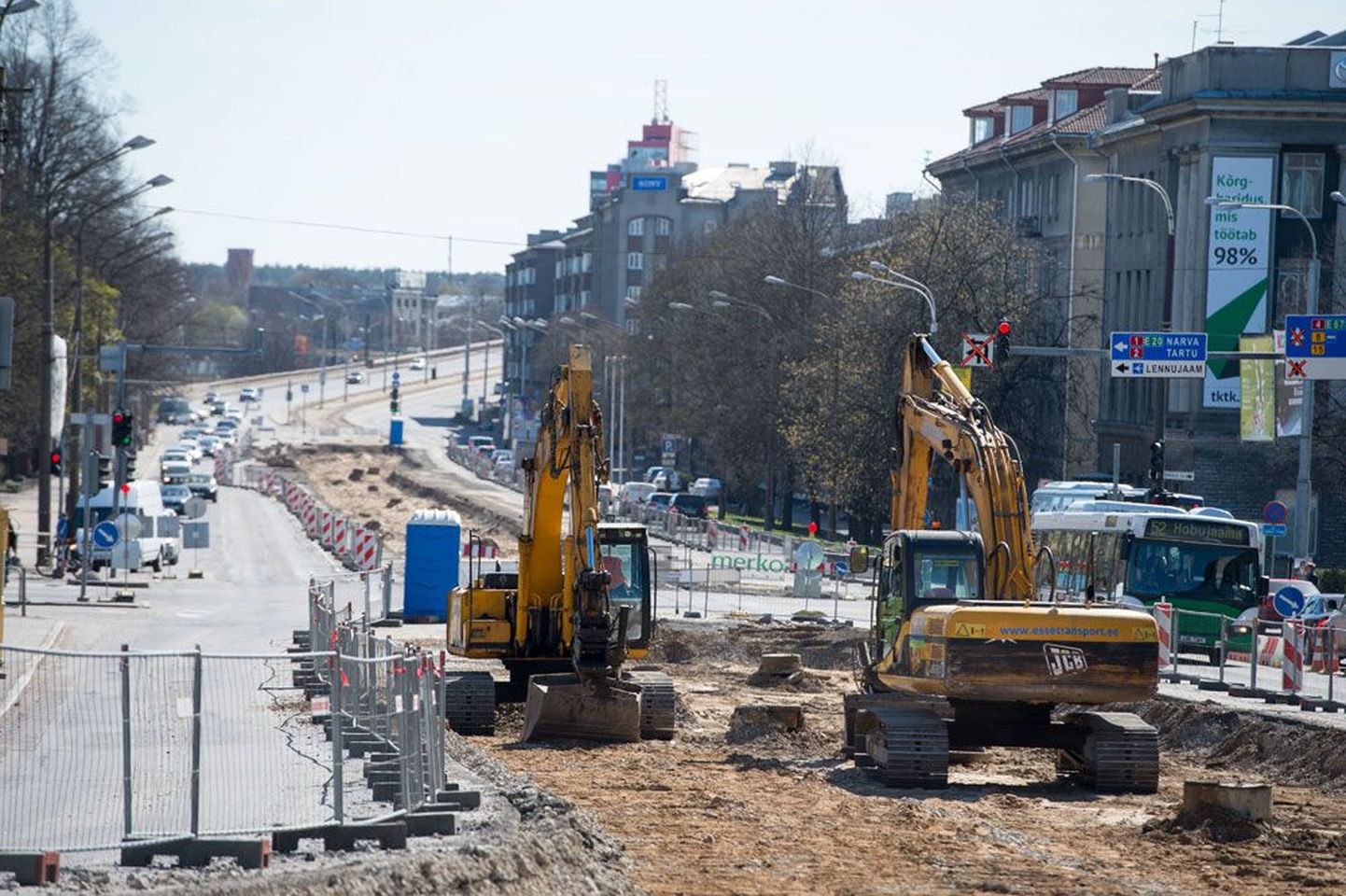 Pärnu maantee tee-ehitusel valitses eile vaikus. Niikaua kui eksperdid pole aluspinnase uurimist lõpetanud, ei juhtu seal midagi.