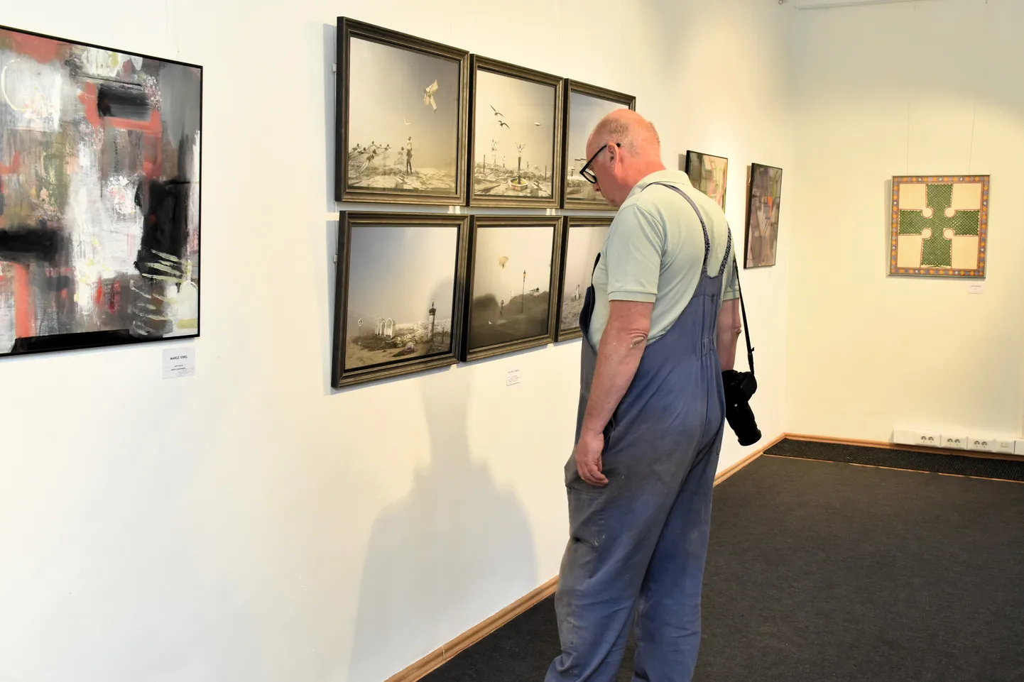 Rühmituse Vedelik näitus “Vedelik randub Pärnus” Pärnu linnagaleriis.