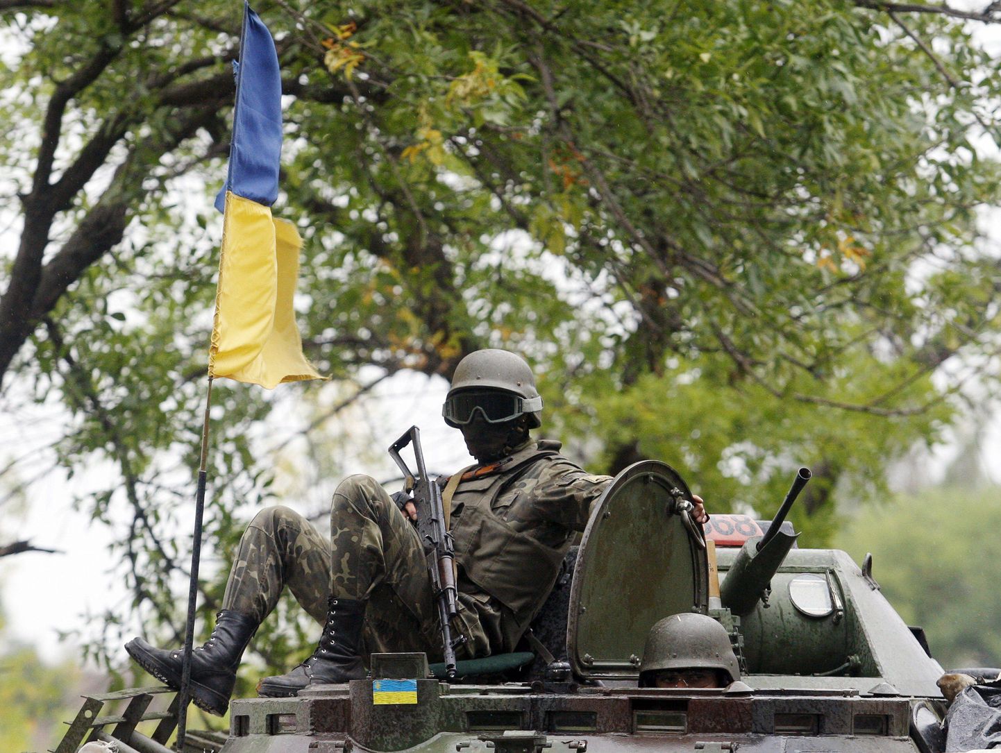 Ukraina sõdur soomukil Avdejevkas, mis jääb Donetskist 5 kilomeetrit põhjapoole.