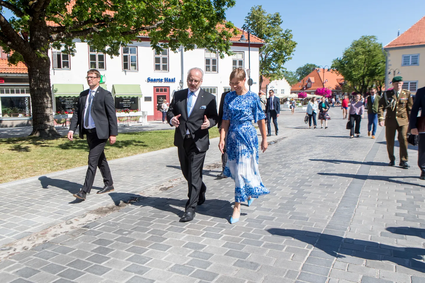KERSTI KALJULAID JA EGILS LEVITS jalutasid mööda Lossi tänavat Castello restorani.