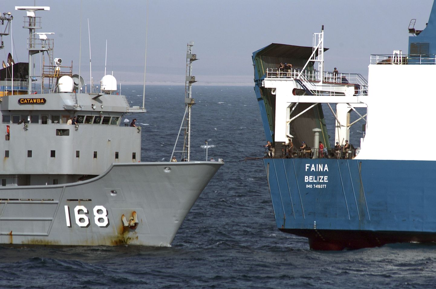 Belize lipu all sõitev Faina ja teda saatev USA sõjalaev.