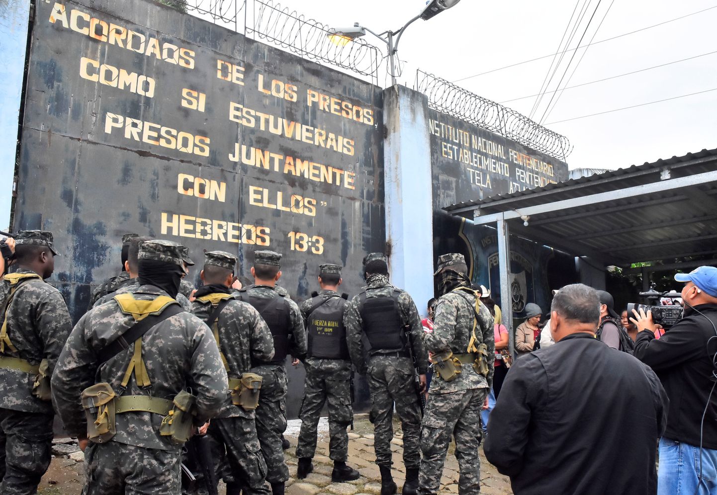 Hondurase sõjaväelased valmistuvad Telas asuvas vanglas korda taastama.
