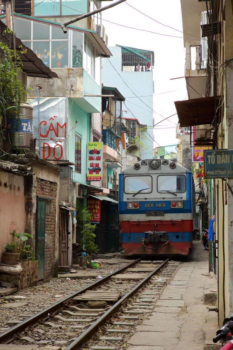 Vietnamis Hanois asuv tänav, mida läbib raudtee, on elamiseks üks kõige ebamugavamaid maailmas.