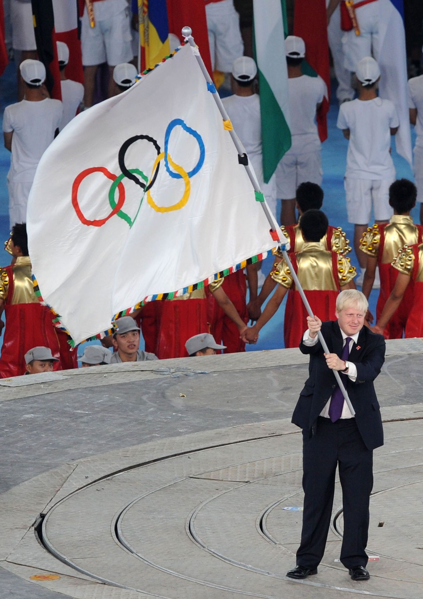 Olümpialipp on Londoni linnapea Boris Johnsoni käes.