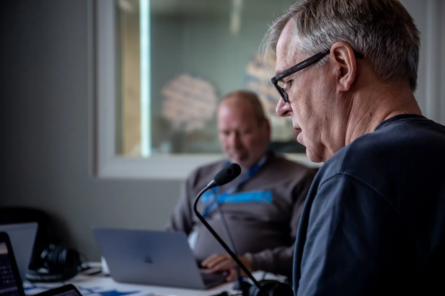 Kuku raadio saade «Keskpäevatund». Esiplaanil üks saatejuhtidest Priit Hõbemägi.

"Noon hour" at Kuku radio. 
Foto Sander Ilvest, Postimees