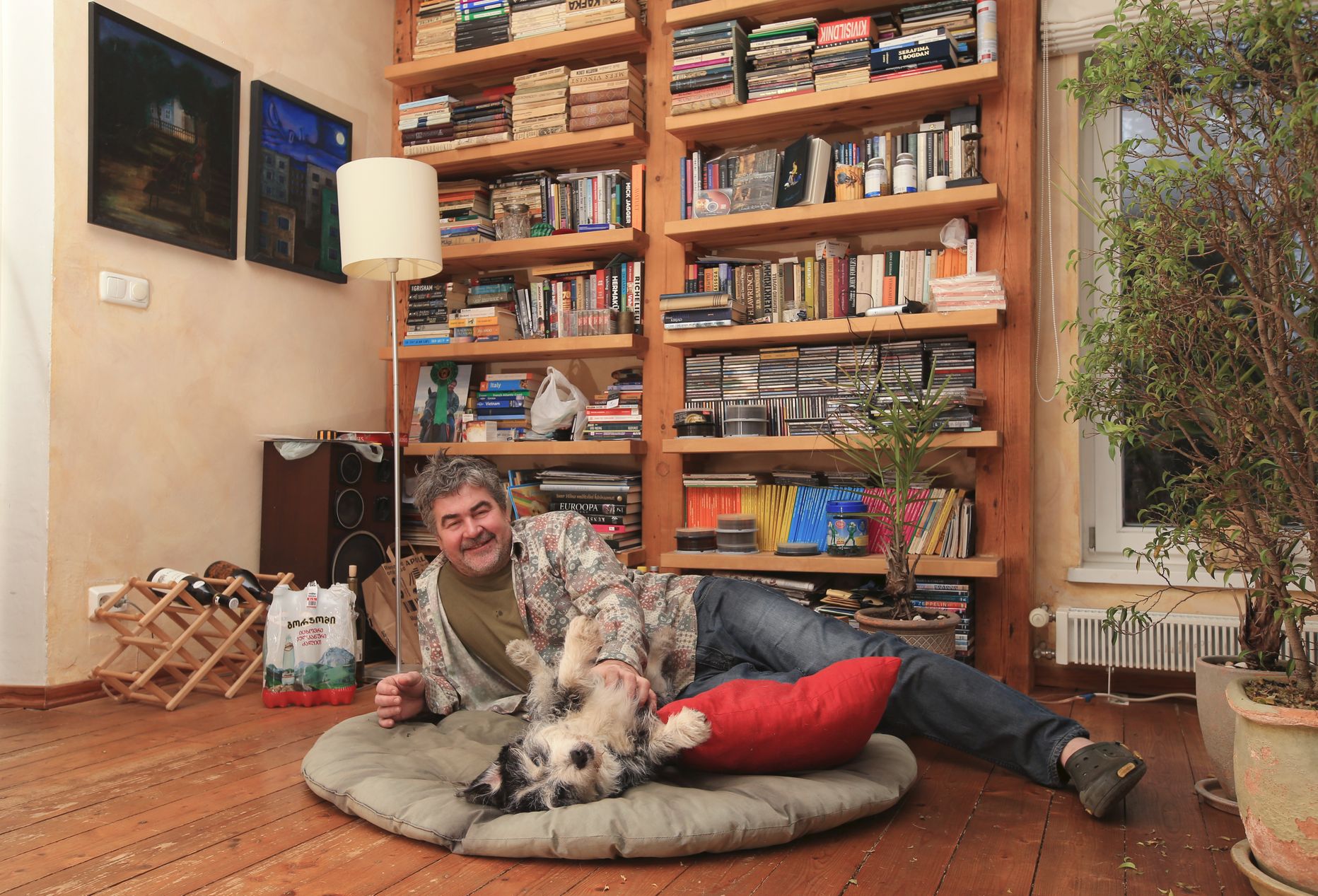 Kirjanik Mart Kivastik oma koera Marcelloga kodus hullamas.