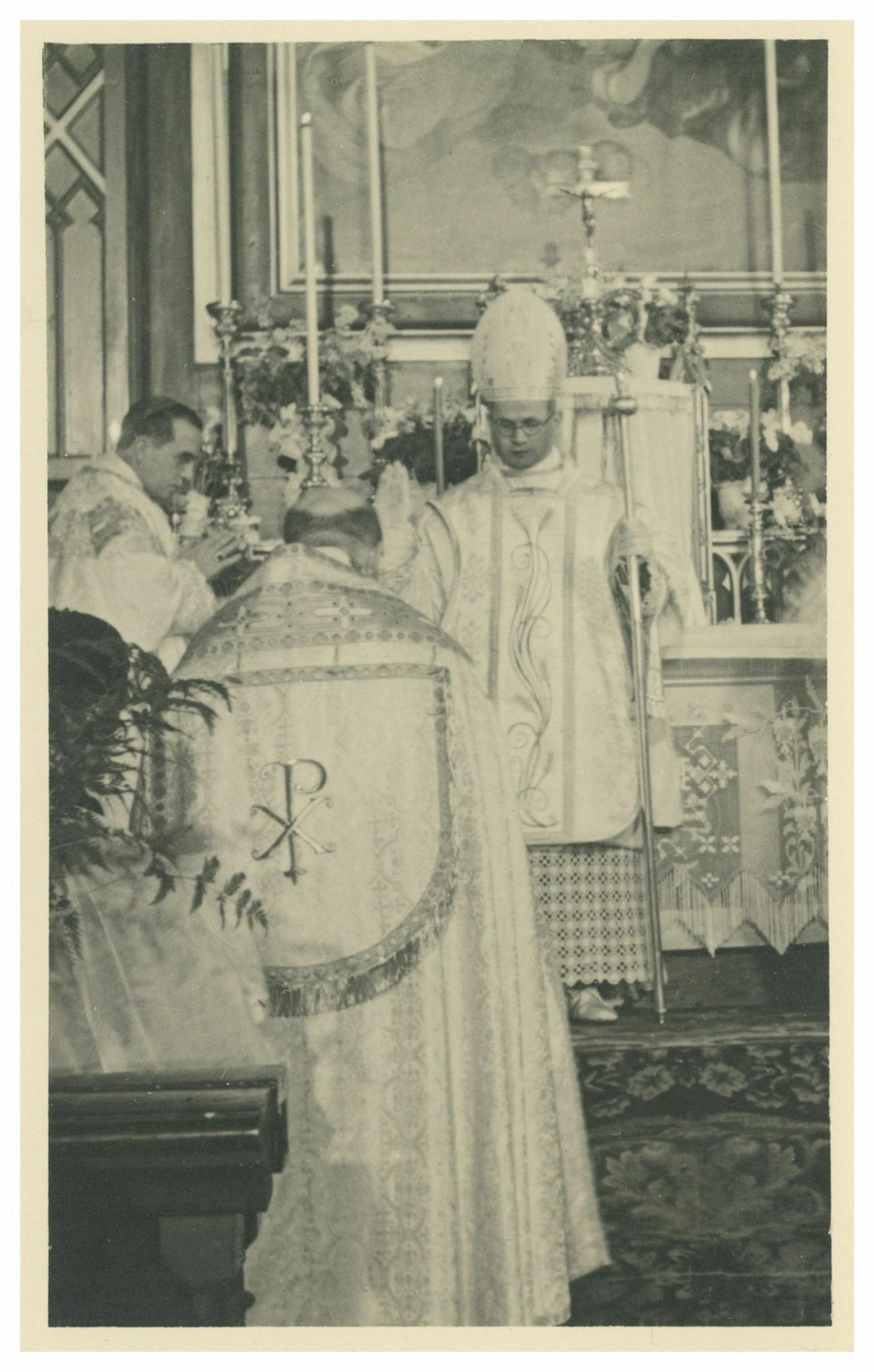 Eduard Profittlich Tallinnas Peeter-Pauli katedraalis missat pidamas.