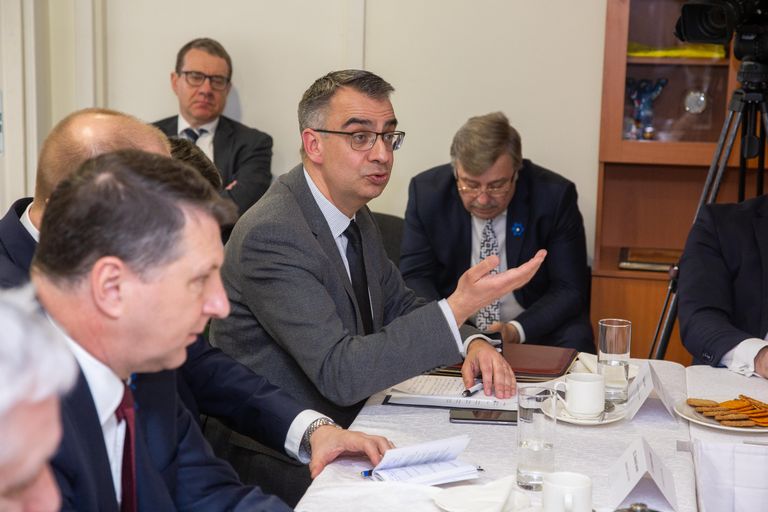 Läti Ülikooli võrdleva poliitika dotsendi Daunis Auersi esinemine arutelul.