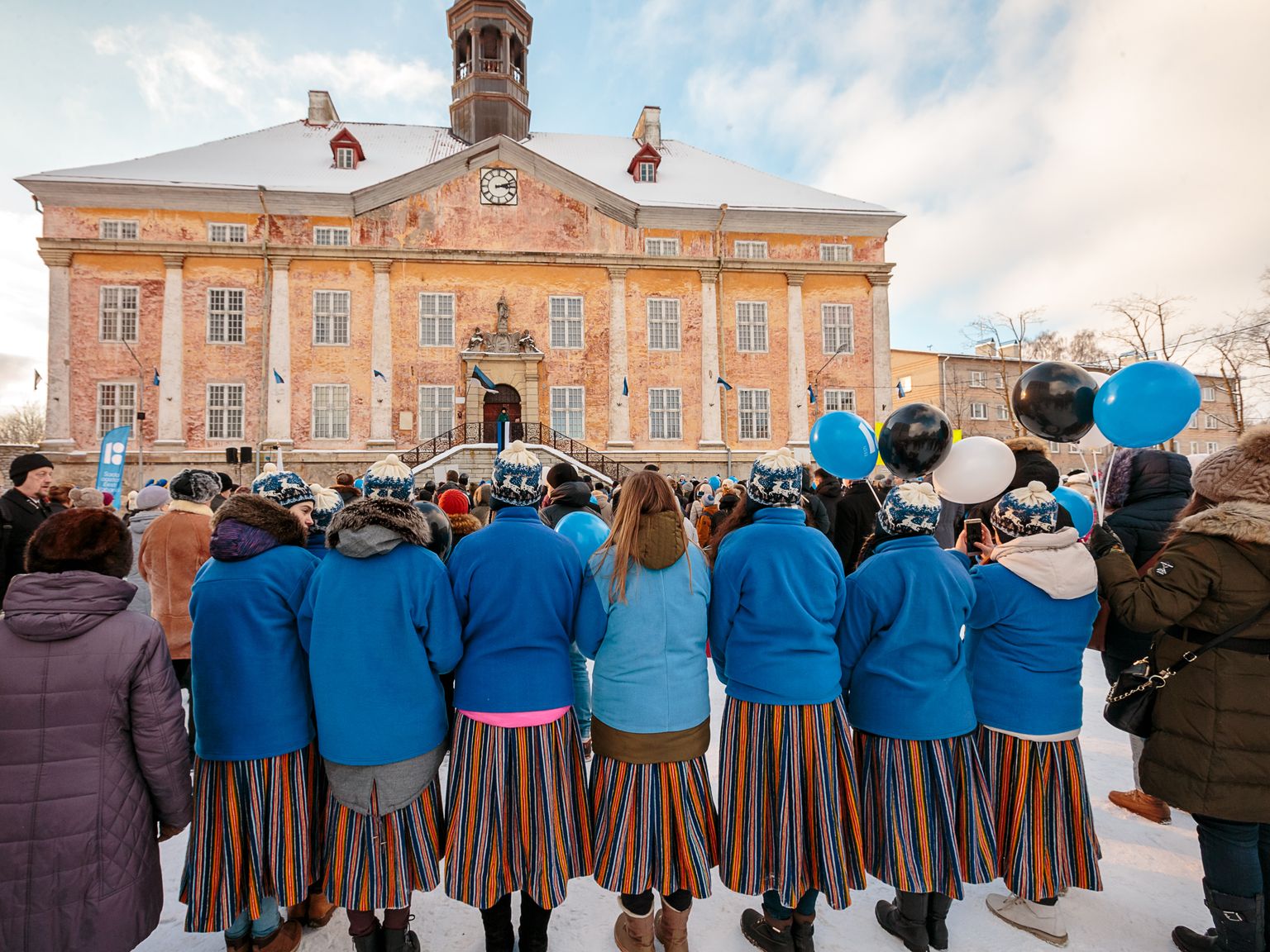 Народ на Ратушной площади в Нарве. Иллюстративное фото.