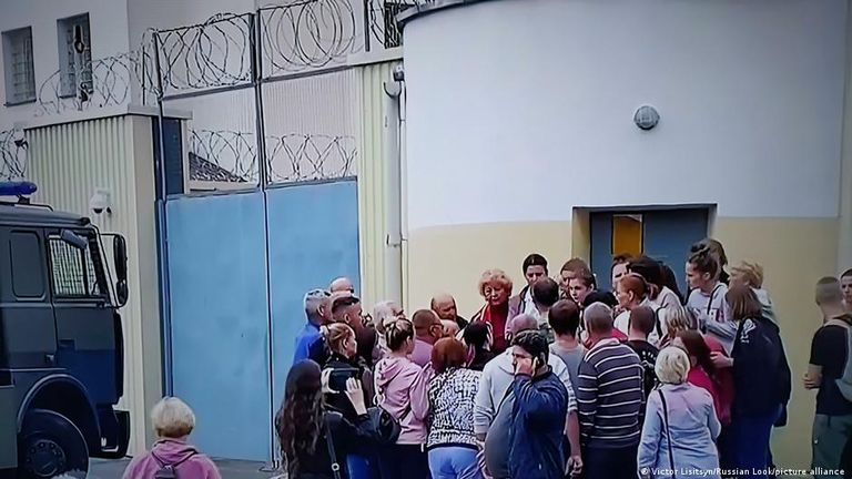 Родные задержанных у изолятора в Минске