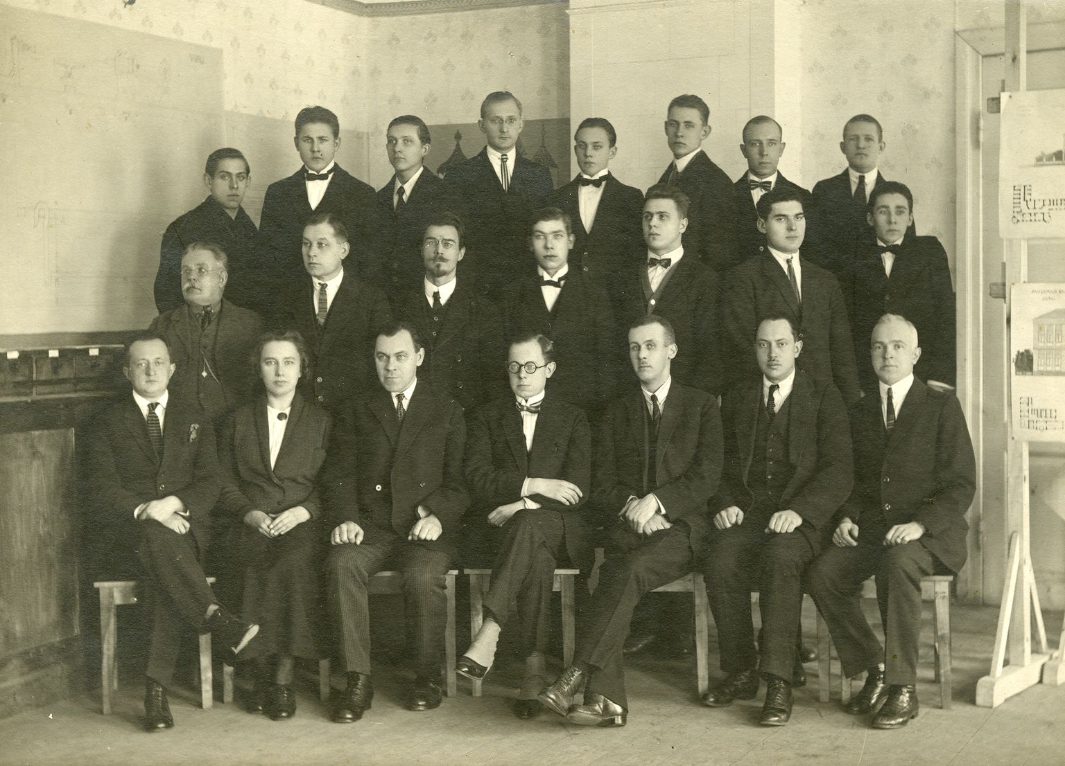 KURESSAARE TÖÖSTUSKOOLI I LENNU LÕPETAJAD koos õpetajatega 1926. aastal kooliruumis.