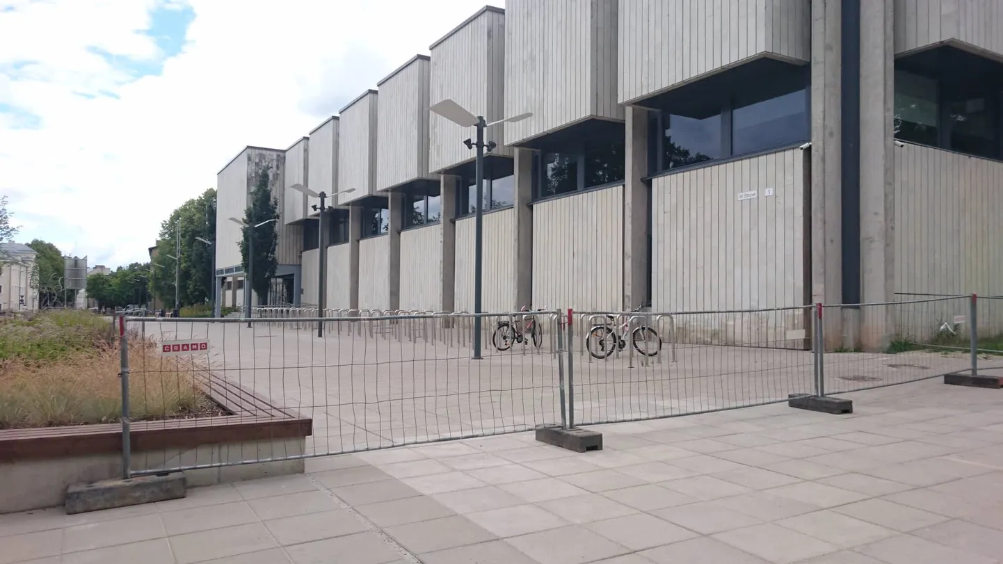 Tartu ülikooli raamatukogu ees käivad sillutustööd.