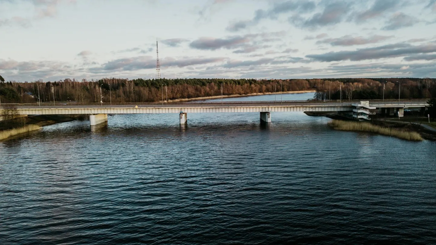 Papiniidu sillast ülesvoolu on Pärnu jõe kaldad kuni Sindini lihkeohtlikud.