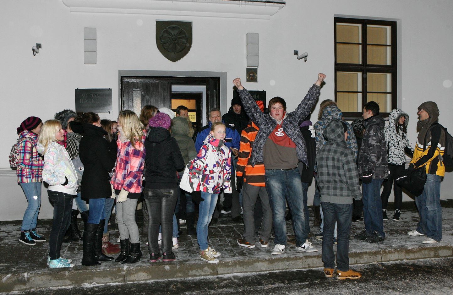 24. novembril kogunesid Viljandi koolide õpilased raekoja ette, et pärida linnaisadelt aru noortekeskuse sulgemise kohta.