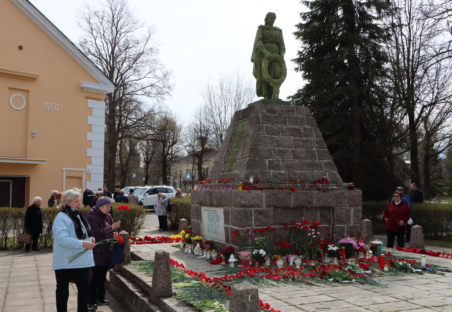 Kohtla-Järve vanalinnas asuva mälestusmärgi juurde on 9. mail aastaid kogunetud ja lilli toodud. Tänavu puudus Ukraina sõjast tingitud valitsuse kehtestatud piirangutega siin tavapärane Nõukogude ja Venemaa sümboolika ning rahvast oli tavapärasest vähem.