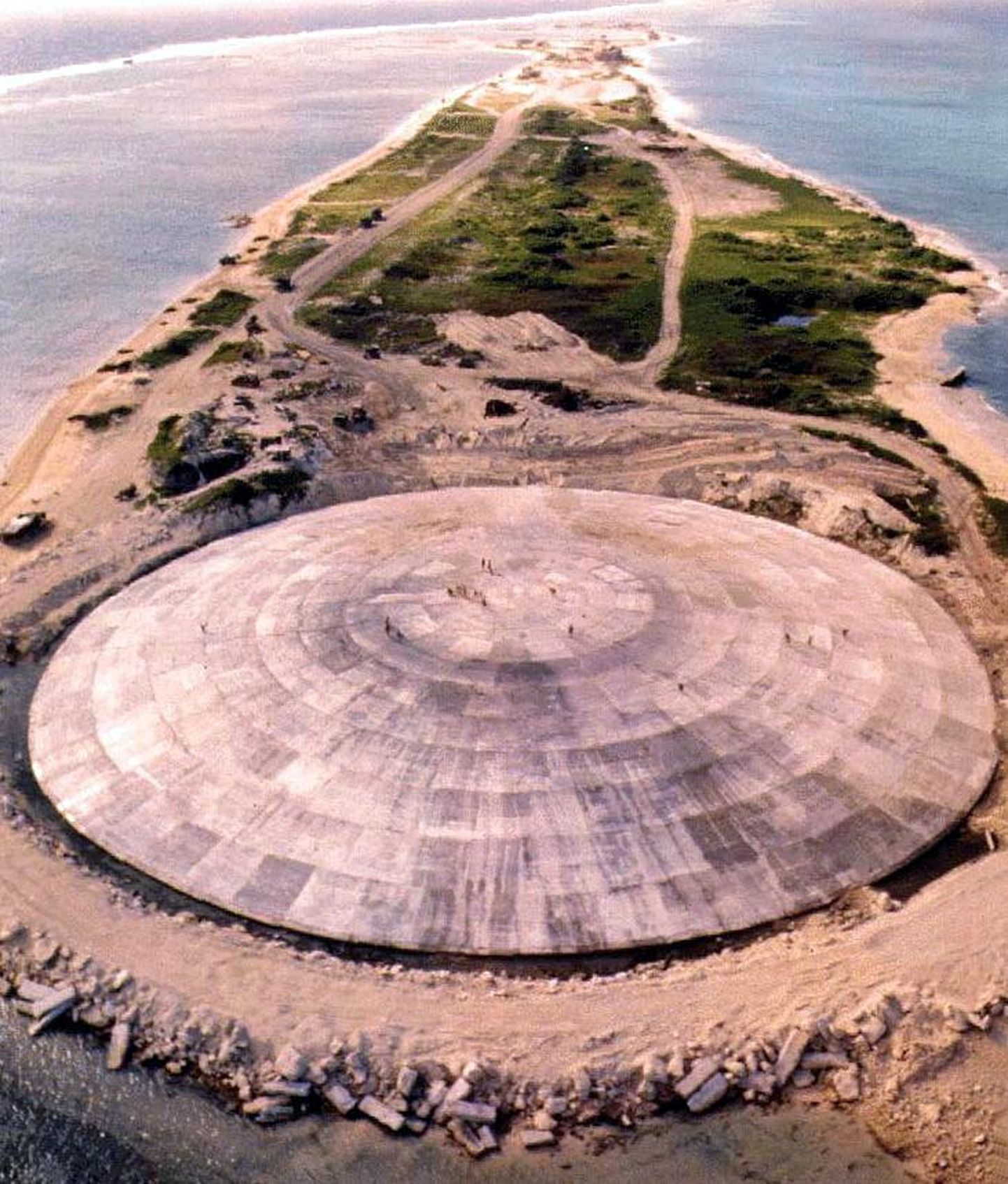 Radioaktīvo atkritumu sarkofāgs Runitas salā.