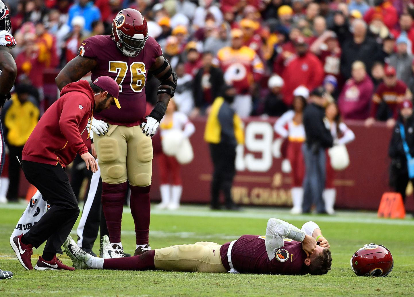 Washington Redskinsi  mängujuht Alex Smith (11) lamab pärast saatuslikku taklamist ja vigastust väljakul.