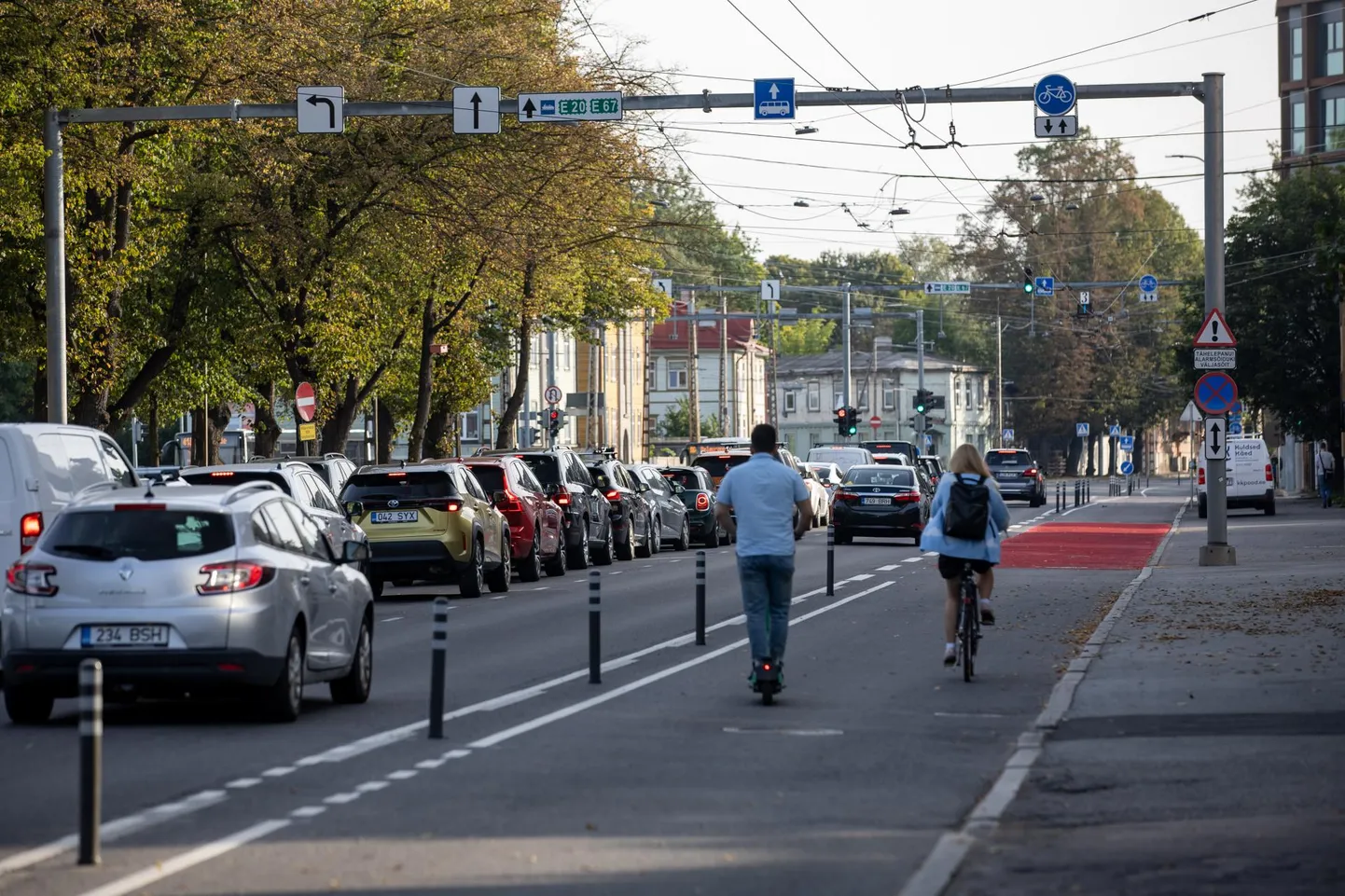 Liiklusummikud Tallinnas Paldiski maanteel, kuhu on lisandunud jalgrattateed.