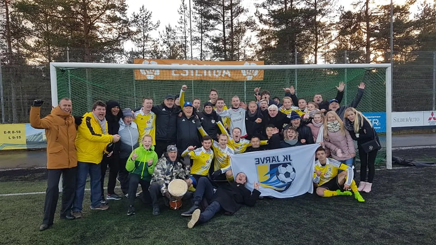 JK Järve jallgpallimeeskond ja toetavad juubeldavad laupäeva pärastlõunal Keilla staadionil. JK JÄRVE