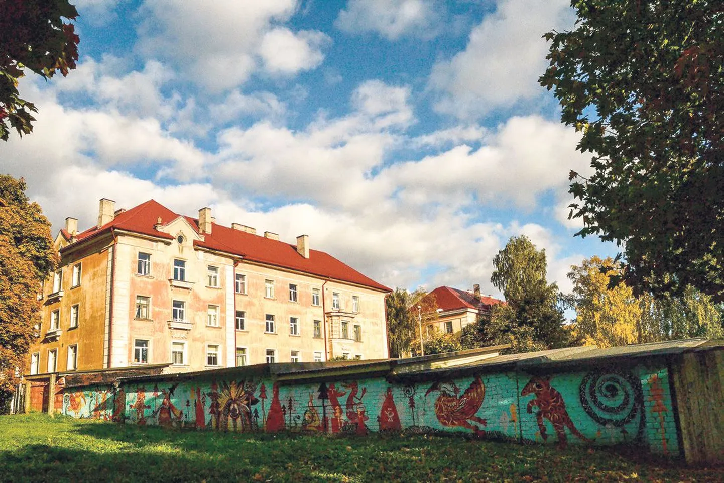 Vaade Puiestee 77 hoonele Ohvitseride pargi poolt. Müürimaaling garaažide tagaseintele valmis kogukonna soovil sel kevadel, autoreiks noored kunsnikud Maari Soekov ja Sandra Ruudu.