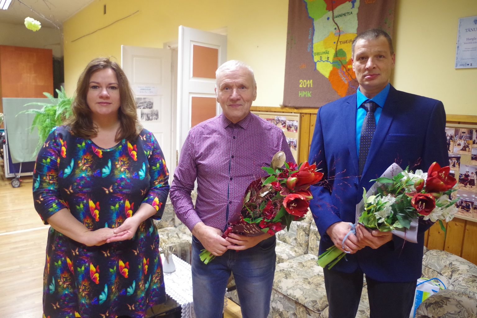 Valga valla aasta isa Ülo Kaart (keskel), aasta isa teine nominent Erki Saag, kes on kriminaalkorras karistatud (paremal) ja Valga vallavanem Monika Rogenbaum.