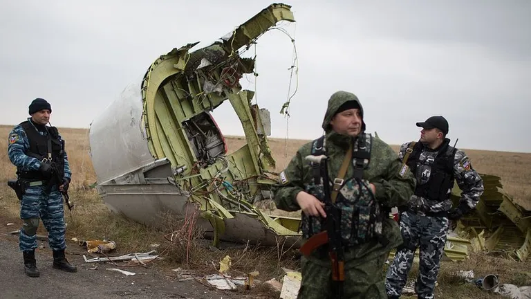 Во время работы следственной группы на месте крушения "Боинга" обломки самолета охраняли вооруженные сторонники самопровозглашенной ДНР